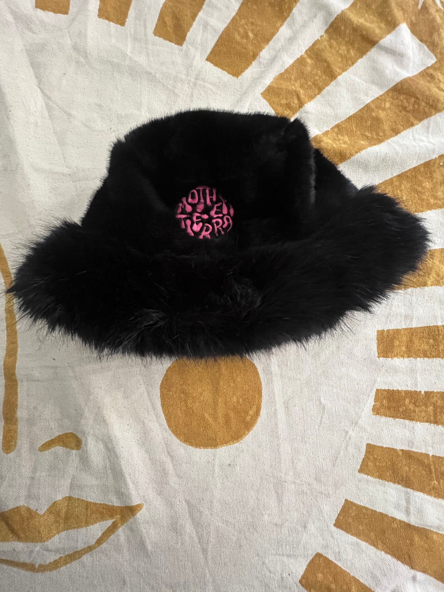 Faux fur bucket hat pink
